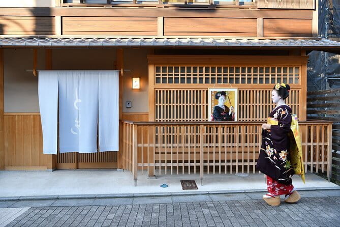 Authentic Kyoto Gion Geisha/Maiko Cultural Experience - Photos, tatami manners, and socks: the small rules that make it smooth