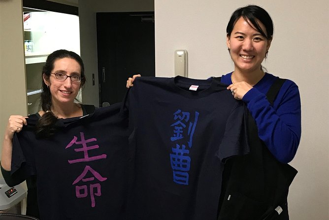 Calligraphy and Make your own Kanji T-shirt in Kyoto - Choosing Your T-Shirt Color and Ink for the Silkscreen Print