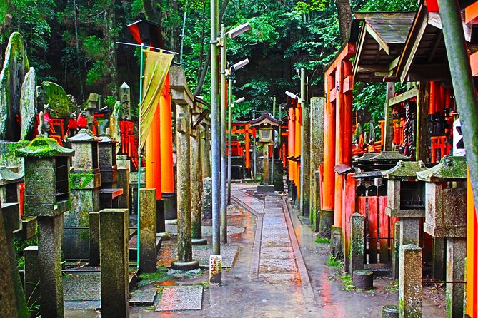 Fushimi Inari Shrine: Explore the 1,000 Torii Gates on an audio walking tour - Walking Through Senbon Torii: 1,000 Gates, One Steady Rhythm