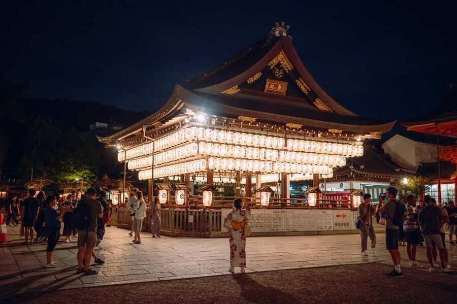 Gion at Night: Secrets and Legends of the Geishas - First, the vibe: Gion at night is quieter, but it’s not empty