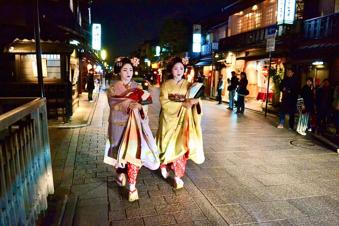 Gion Walking Tour by Night - Why Gion Works Better at Night (and Why a Guide Helps)