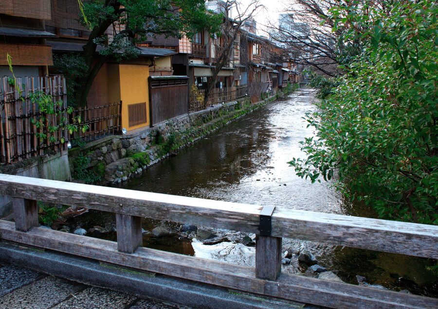 Gion Walking Tour, Geisha Show and Japanese Game in Kyoto - Entering Gion the right way: Izumo-no-Okuni to first impressions