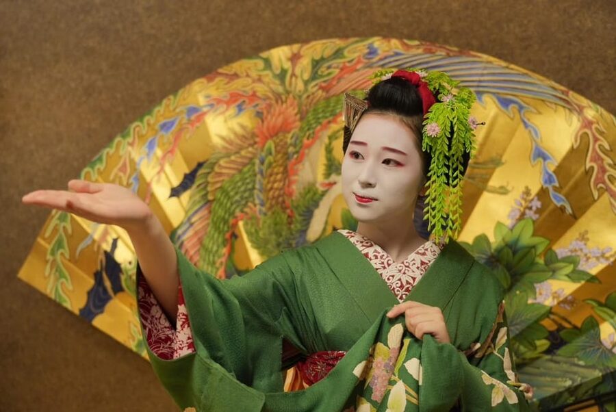 Gion Walking Tour, Geisha Show and Japanese Game in Kyoto - The maiko apprentice show: dance, tea, and a real chance to ask questions