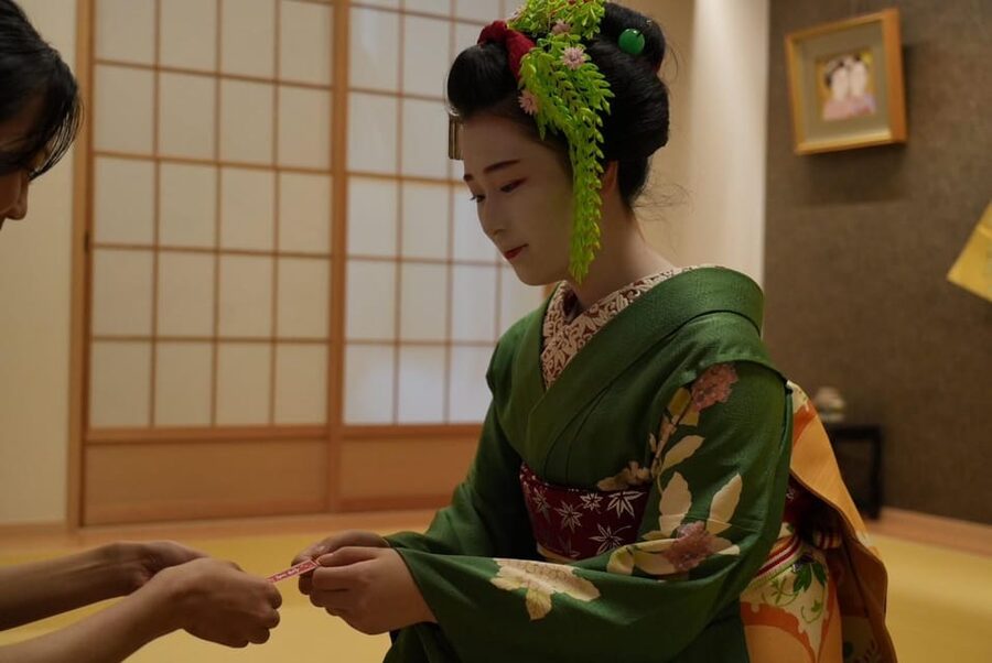 Gion Walking Tour, Geisha Show and Japanese Game in Kyoto - The traditional fan game: playful fun with cultural meaning