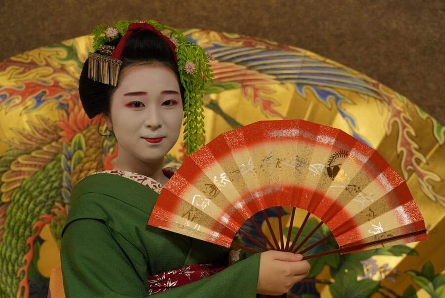 Gion Walking Tour, Geisha Show and Japanese Game in Kyoto - Tea and Japanese snack: a small pause that changes the mood