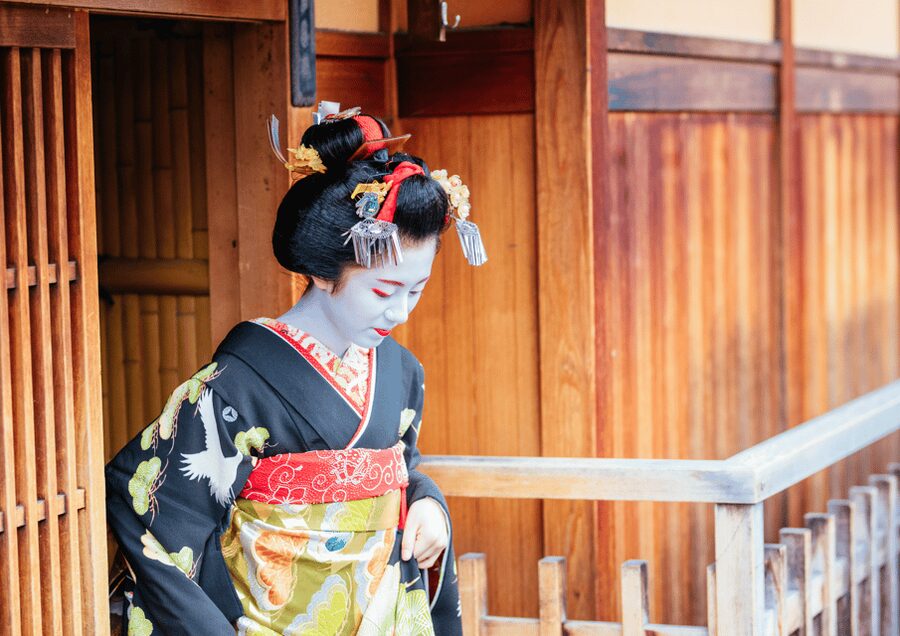 Gion Walking Tour, Geisha Show and Japanese Game in Kyoto - The first hour in Gion: walk, context, and etiquette you can feel