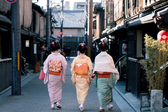 Guided Gion Tour: Explore Kyoto’s Historic Geisha District - Yasaka Shrine and lantern-lit atmosphere, plus a photo-friendly walk