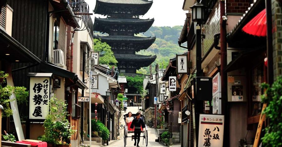 Higashiyama | Kyoto: Sakura Season Private Rickshaw Tour - Sliding Through Wooden Townhouses and Riverside Scenery