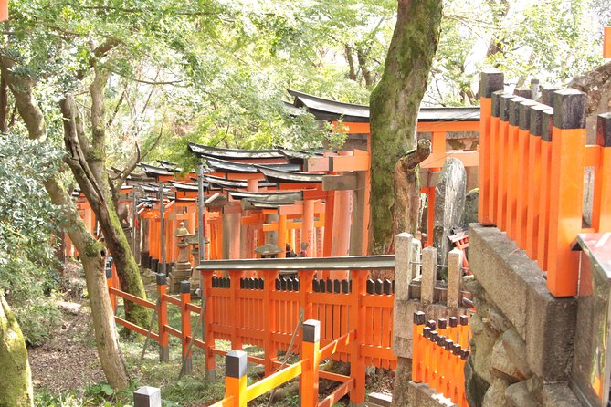Inside of Fushimi Inari - exploring and lunch with locals - Entering Fushimi Inari: not just the famous red gates