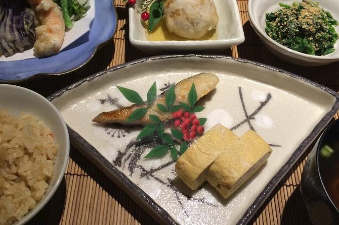 Izakaya Style Cooking Class - Dinner at the table: the class becomes a real meal