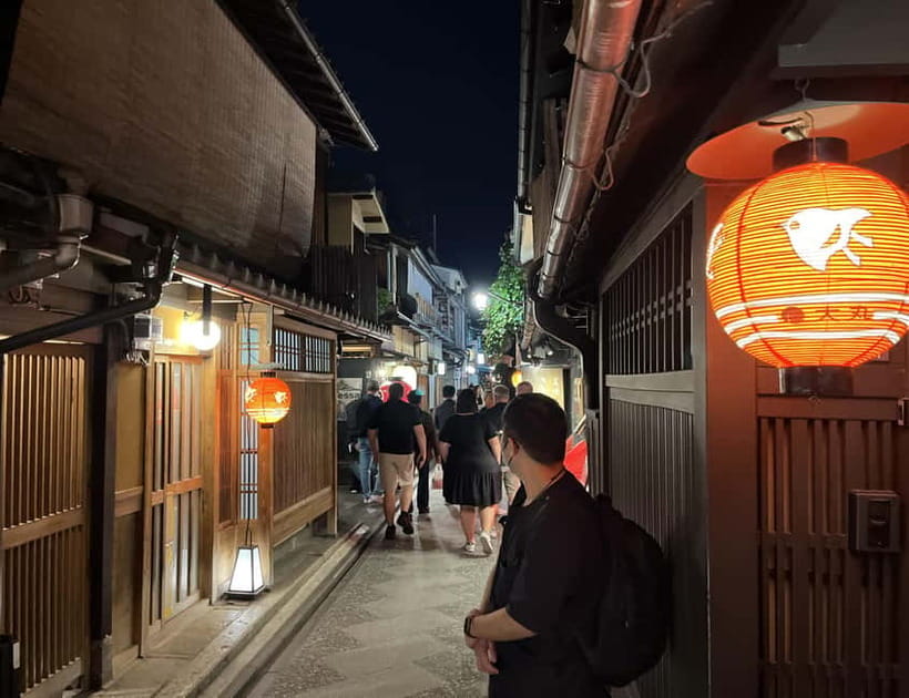 Kioto: Gion Tour, recorrido a pie (Español/Castellano) - Finding your guide: the Disney Kyoto Shijo-Kawaramachi meet-up