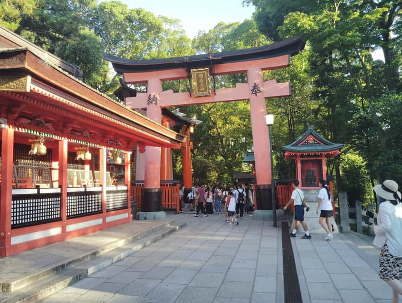 Kyoto: 1.5-Hour Guided Tour of Fushimi Inari Shrine - Where the tour starts: Inari Station and a bright sign