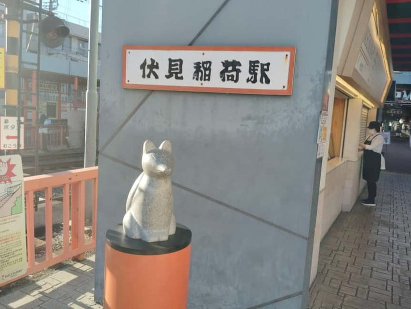 Kyoto: 1.5-Hour Guided Tour of Fushimi Inari Shrine - Fushimi Inari Taisha: red torii gates, explained as you walk