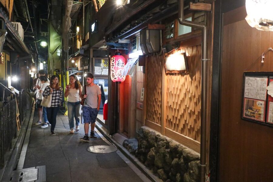 Kyoto : Bar Hopping Tour in Pontocho Alley at Night - Meeting at Gion Shijo: the easiest start point