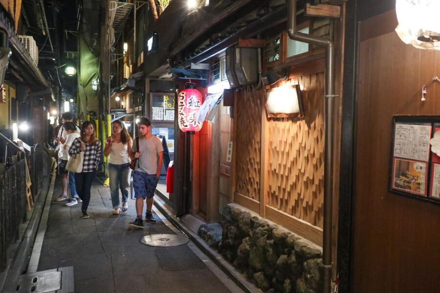 Kyoto : Bar Hopping Tour in Pontocho Alley at Night - Backstreet bars in Kyoto: yakitori, sashimi, and “local rhythm”