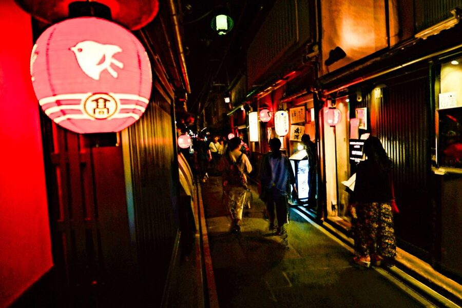 Kyoto : Bar Hopping Tour in Pontocho Alley at Night - Games, quizzes, and guide-led conversation that keeps it fun