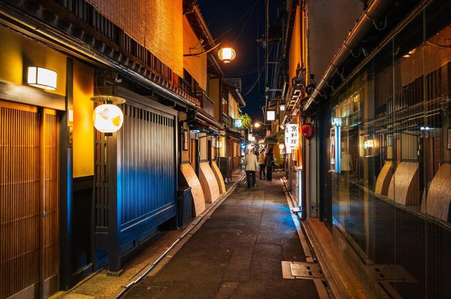 Kyoto : Bar Hopping Tour in Pontocho Alley at Night - Included food and drinks: why the $120 can make sense
