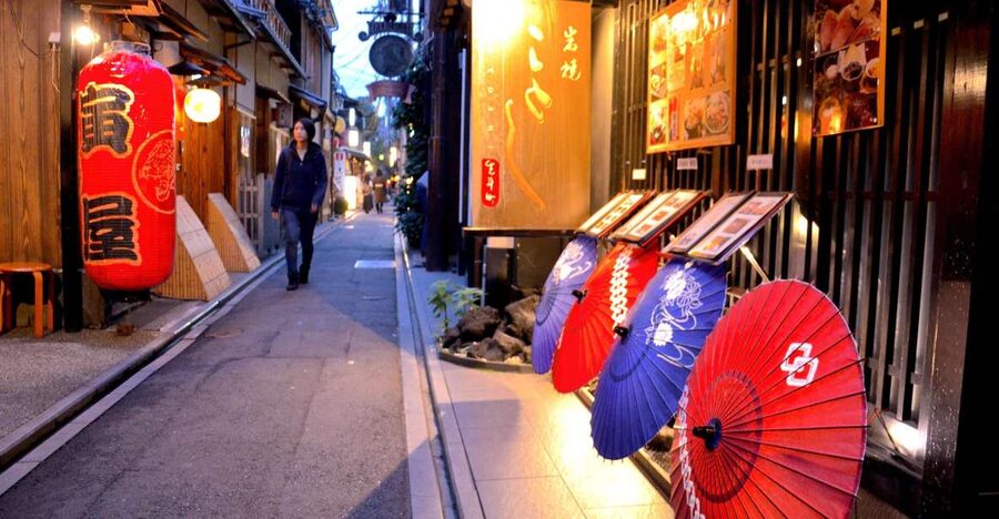 Kyoto: Casual Pontocho Evening Food Tour - Finding the Group Near Gion Shijo: Statue of Izumo-no-Okuni Logistics