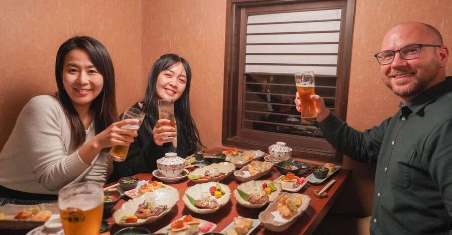 Kyoto: Foodie Night Tour in Gion with 9 dishes + 6 Sake - Why Gion and Pontocho at night is a smart way to eat
