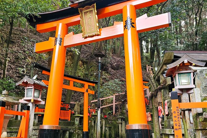 Kyoto: Fushimi Inari Taisha Small Group Guided Walking Tour - What to pack for a 3-hour torii-gate hike