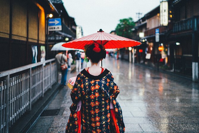 Kyoto Geisha District Walking Tour in Gion - Gion’s main lanes: why you get two looks at the district