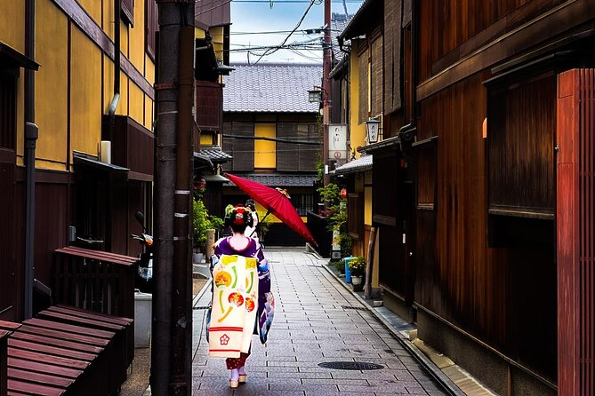 Kyoto: Gion and Geisha District Walking Tour - Yasaka Shrine: Kyoto’s Shinto gateway into Gion