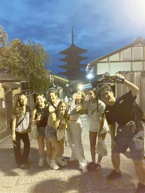 Kyoto: Gion Evening Walk with Hidden Gems, Geisha & Sake - Why Gion after dark changes the whole experience
