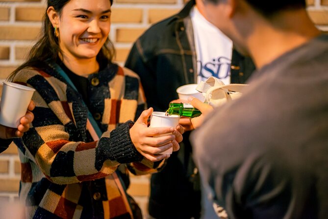 Kyoto: Gion Geisha District & Sake-in-Hand Walking Tour - Who should book this Kyoto Gion night tour?