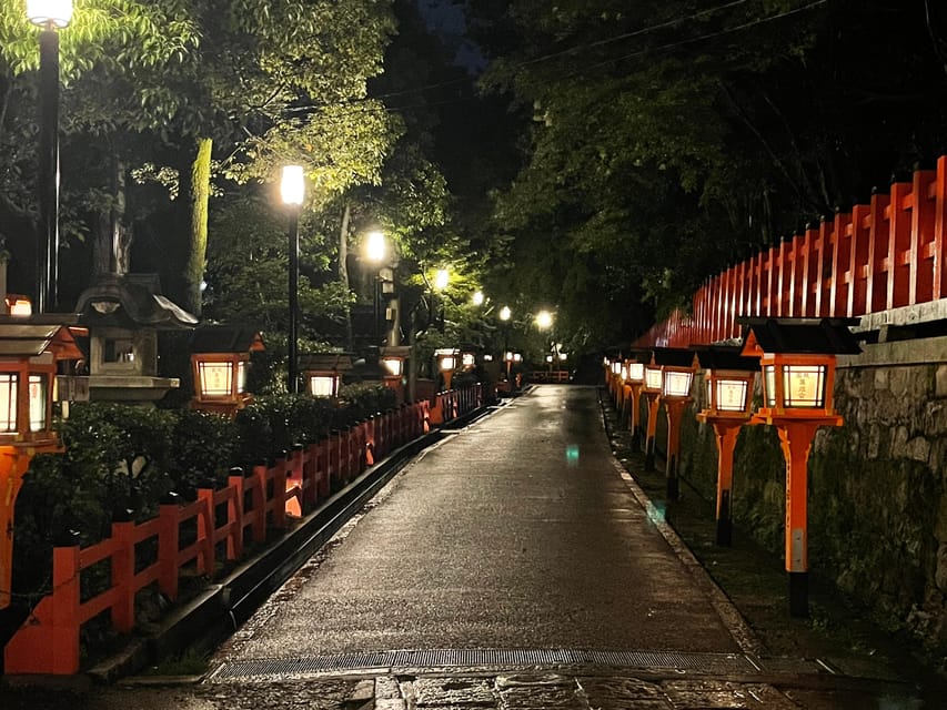 Kyoto: Gion Geisha District Walking Tour - Stories of Geisha - Izumo-no-Okuni statue: kabuki enters the story