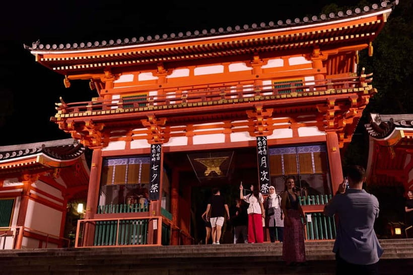 Kyoto: Gion Geisha District Walking Tour - Stories of Geisha - Gion’s lanes near Yasaka Shrine: where the district feels alive
