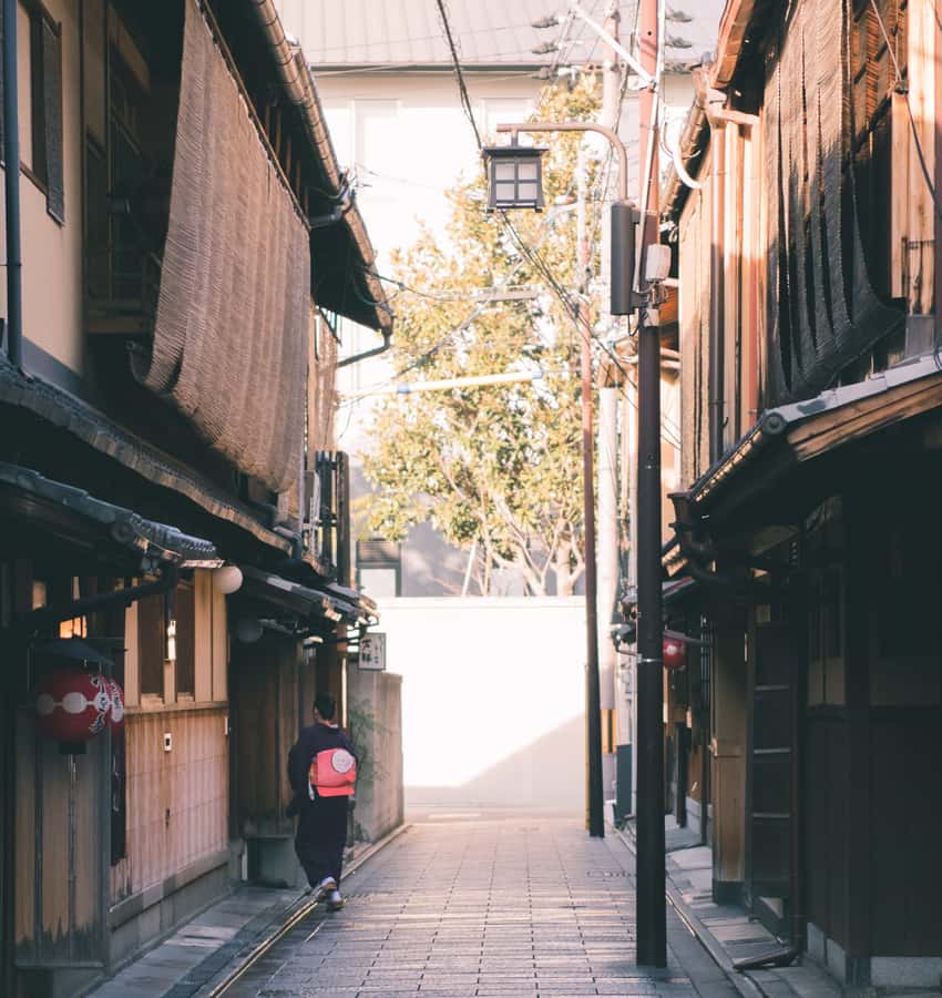Kyoto: Gion Geisha District with Souvenir and Snack - Pace and comfort: what to expect from a nighttime walking tour