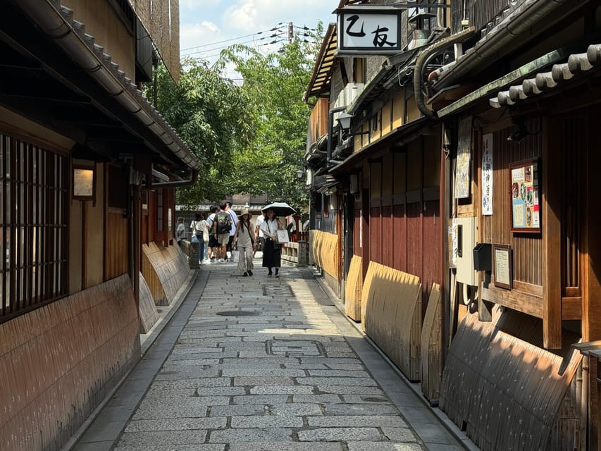 Kyoto: Gion Geisha District & Yasaka Shrine Walking Tour - Understanding geiko and maiko without turning it into spectacle