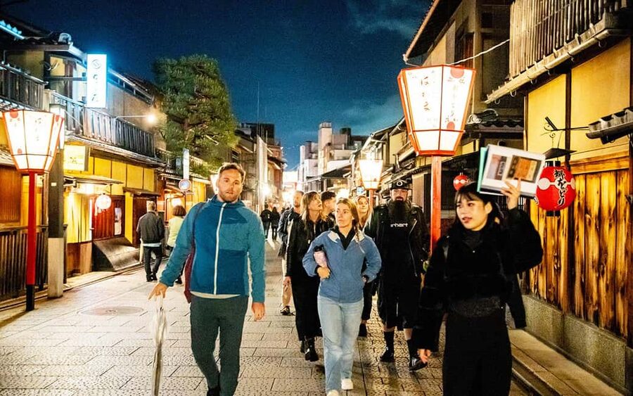 Kyoto: Gion Hidden Gems & Geisha Culture Tour - Meeting at Macdonald Shijo Ohashi: starting smoothly in busy Kyoto