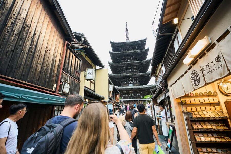 Kyoto: Gion Hidden Gems & Geisha Culture Tour - Edo-era townhouses and the quieter lanes you came for