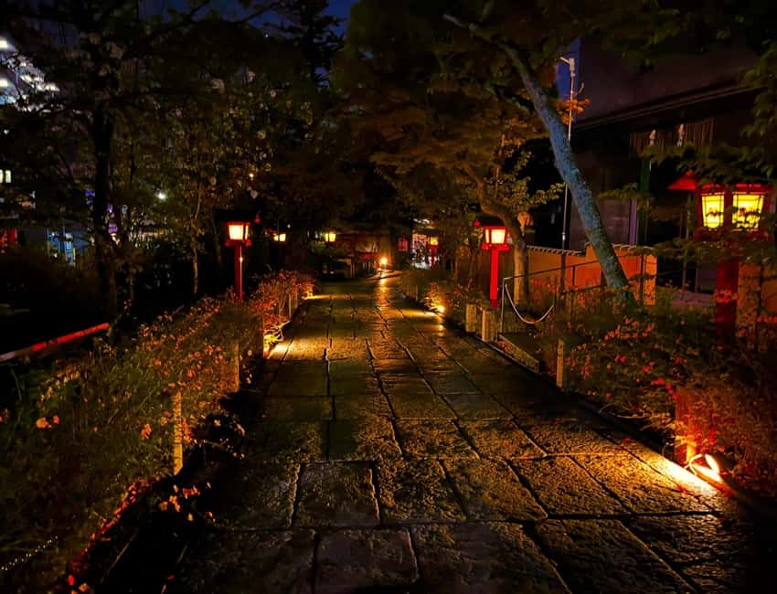 Kyoto: Gion Magical Night Walking Tour with Geisha Trivia - Matchmaking shrine + an illuminated pagoda: the night stops you’ll remember