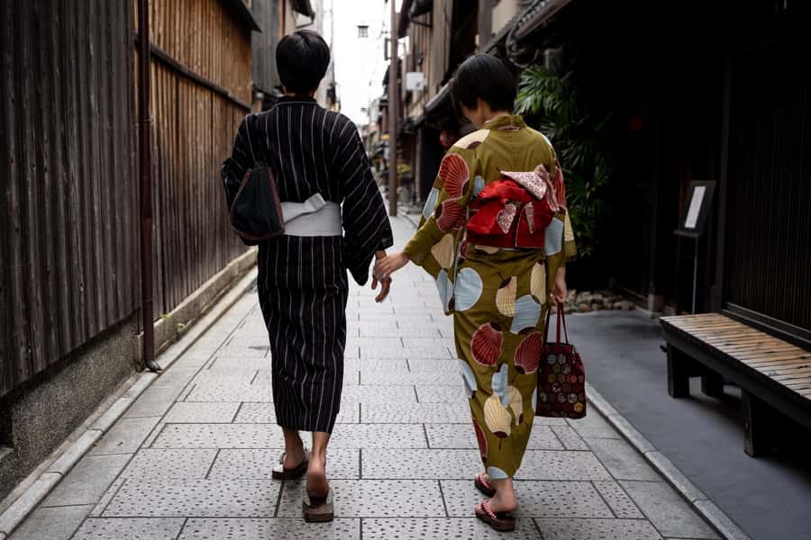 Kyoto: Gion Morning/Night Walking Tour - Why Gion Feels Different at Morning vs Night