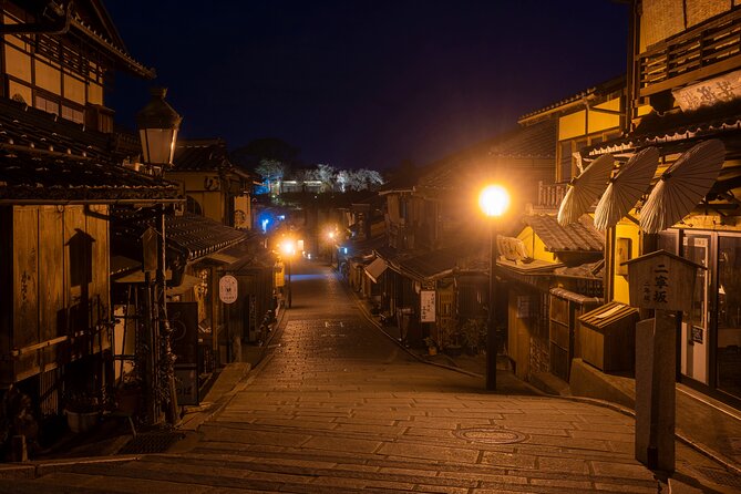 Kyoto Gion Night Tour: Discover Geisha District and Hidden Gems - Yasaka Shrine Finish: Prosperity Wishes and a Huge Network of Shrines