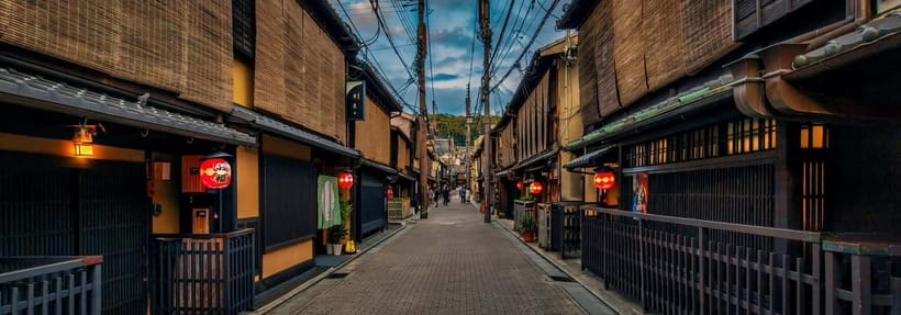Kyoto: Gion Night Tour Stories of Geisha and Maiko - Statue of Izumo-no-Okuni: the first stop sets the tone