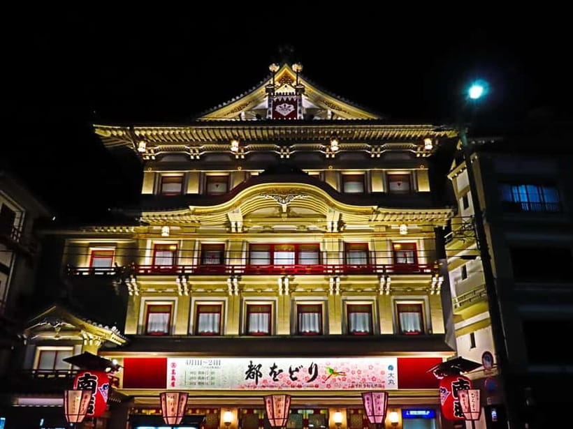 Kyoto: Gion Night Tour Stories of Geisha and Maiko - Photo stops at Gion Corner: learning what to look for