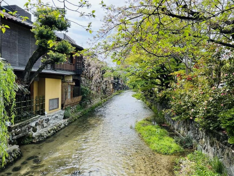 Kyoto: Gion Night Tour Stories of Geisha and Maiko - Yasaka Shrine at the finish: a clean ending point