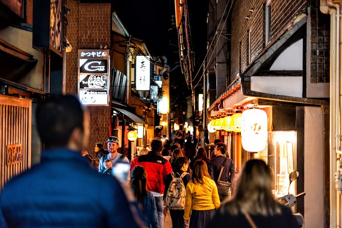 Kyoto Gion Night Walk & Geisha District Guided Tour - Small-group format: how you avoid the loud, slow herd