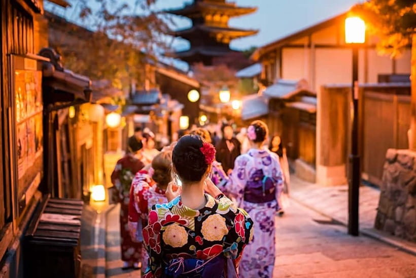 Kyoto: Gion Sunset Walking Tour with Local Guide - Finding Gion at Kyoto Kawaramachi Garden (and starting on time)