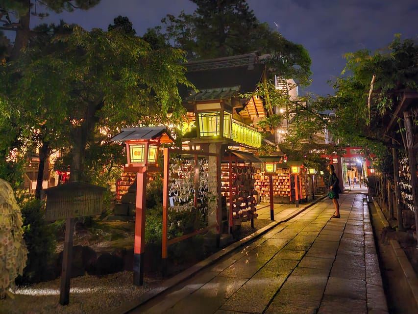 Kyoto: Gion Sunset Walking Tour with Local Guide - Hanamikoji Street after sunset: the photo moment with etiquette built in