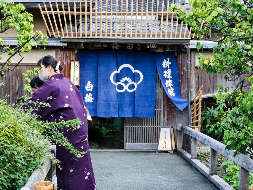 Kyoto: Gion Sunset Walking Tour with Local Guide - Yasaka Shrine at night: where the atmosphere turns reflective