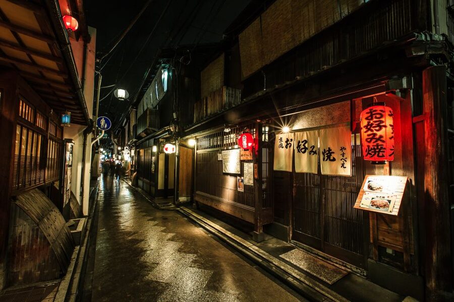Kyoto: Gion Sunset Walking Tour with Local Guide - A local snack stop: the break that actually helps