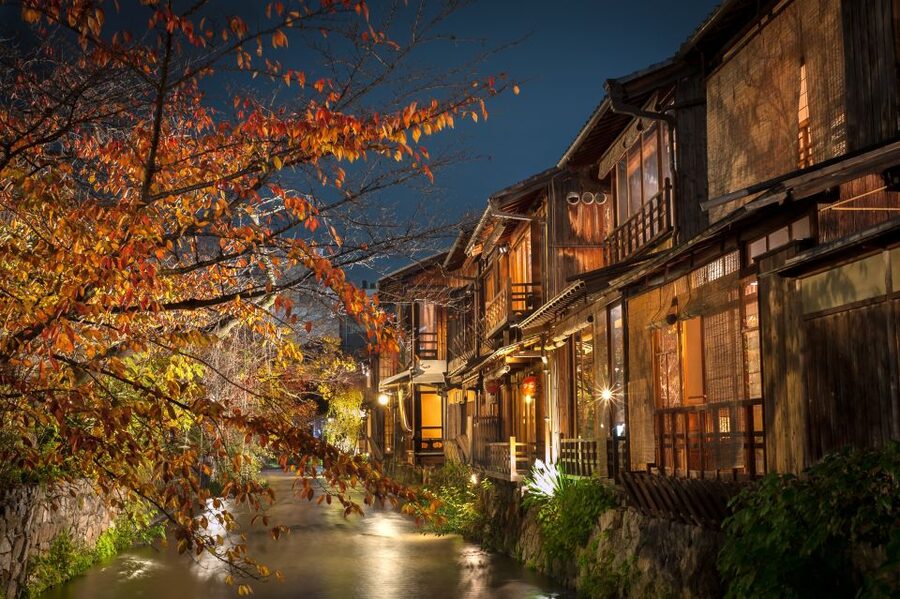Kyoto: Gion Sunset Walking Tour with Local Guide - Pontocho at night to Sanjō Bridge: the finish that makes sense