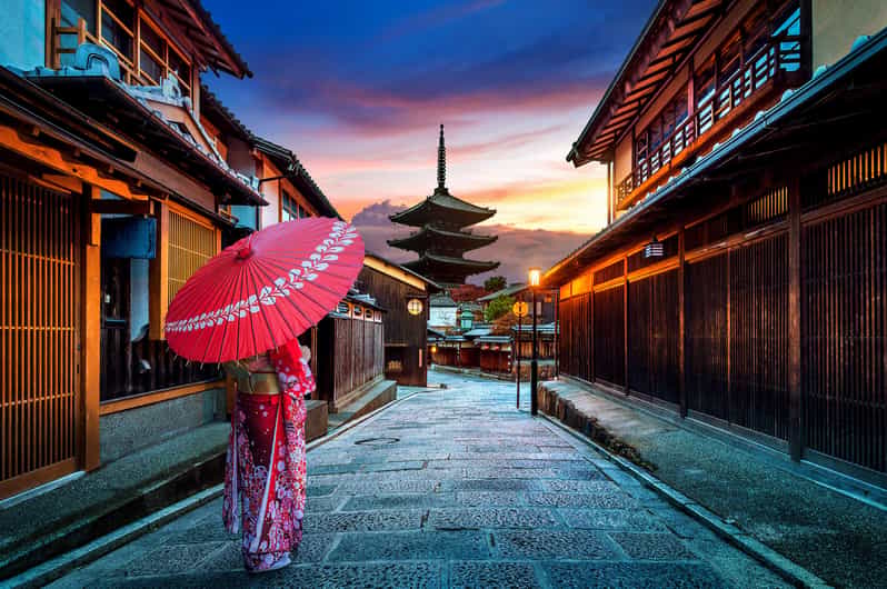 Kyoto: Gion Sunset Walking Tour with Local Guide - Passing Kyoto Minami-za: the theater energy before the lanes get quiet