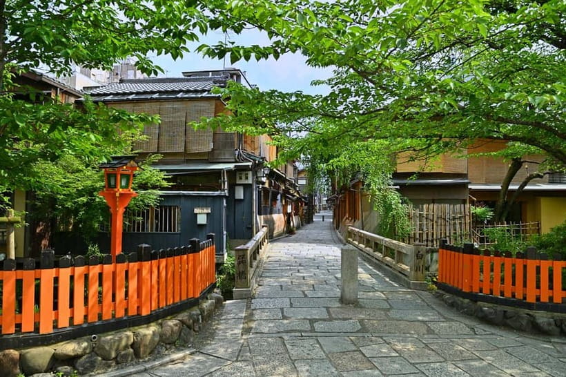 Kyoto: Gion Walking Tour - Yasaka Shrine and the Gion name origin story