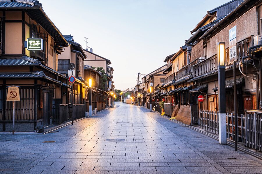 Kyoto: Gion Walking Tour - How your guide turns alley signs into real context