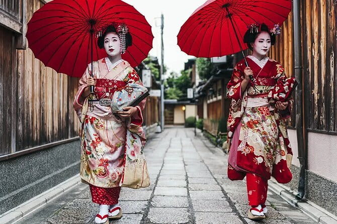 Kyoto Gion Walking Tour for First Time Visitors - Stop 5: Ninenzaka slope and the Higashiyama street vibe